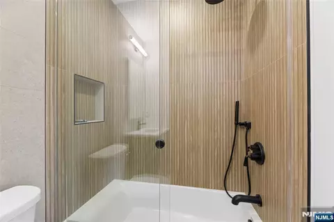 Bath - 70 Carleton Ter, Cresskill, NJ 07626 photo 6 of 9