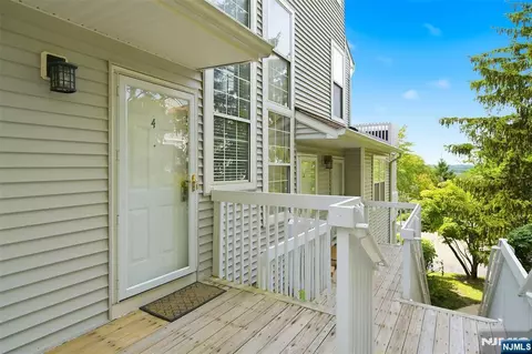 4 Squire Ct, Englewood, NJ 07631
