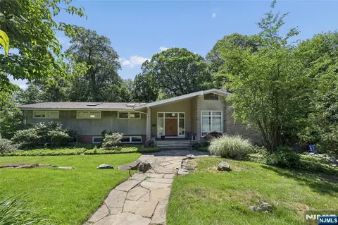 192 Stonehurst Dr, Tenafly, NJ 07670