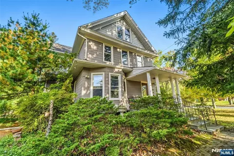 150 Tappan Rd, Harrington Park, NJ 07640