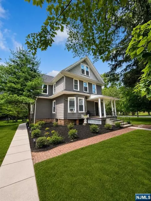 150 Tappan Rd, Harrington Park, NJ 07640
