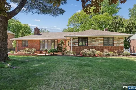 12 Beverly Rd, Englewood Cliffs, NJ 07632