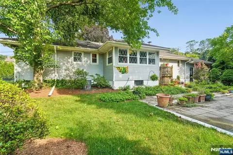 Exterior - 425 Beech Ave, Paramus, NJ 07652 photo 6 of 8