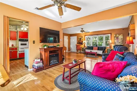 Living - 425 Beech Ave, Paramus, NJ 07652 photo 3 of 4