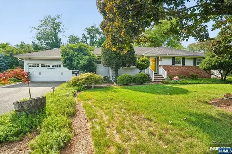 Exterior - 425 Beech Ave, Paramus, NJ 07652 photo 2 of 8