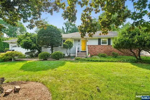 Exterior - 425 Beech Ave, Paramus, NJ 07652 photo 1 of 8