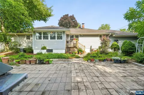 Exterior - 425 Beech Ave, Paramus, NJ 07652 photo 4 of 8