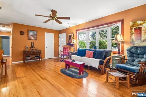 Living - 425 Beech Ave, Paramus, NJ 07652 photo 2 of 4