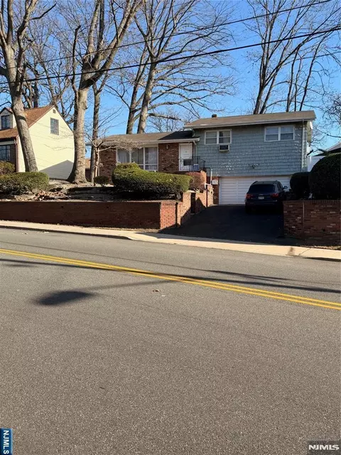 1032 Glen Rd, Fort Lee, NJ 07024