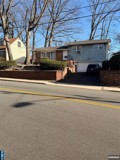 1032 Glen Rd, Fort Lee, NJ 07024