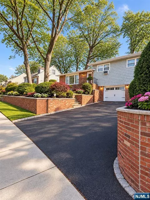 1032 Glen Rd, Fort Lee, NJ 07024