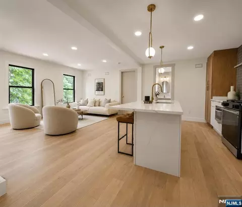 7 Pierce Ave, Jersey City, NJ 07307