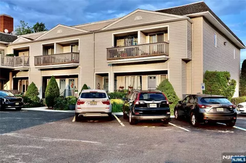 31 Willow Wood Sq #31, East Rutherford, NJ 07073