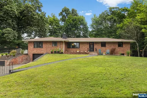 49 Dogwood Dr, Oakland, NJ 07436