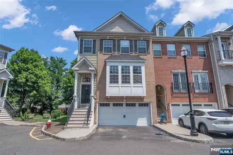 8 Creekside Ct, Secaucus, NJ 07094