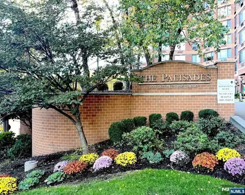 100 Old Palisade Rd #3305, Fort Lee, NJ 07024