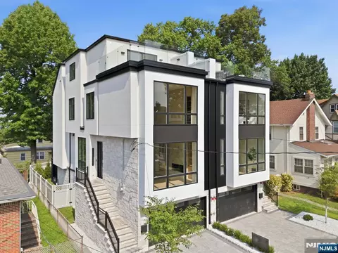 1015 Kingsland Ln, Fort Lee, NJ 07024
