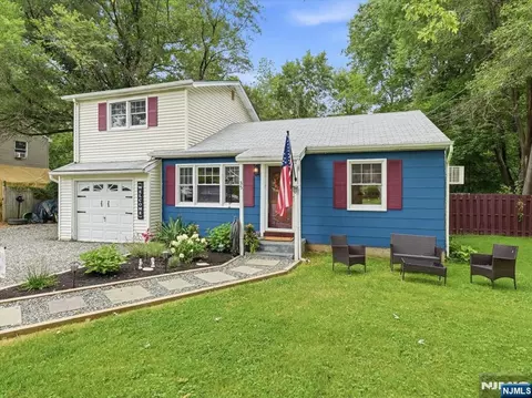 35 Edgecumb Rd, West Milford, NJ 07480