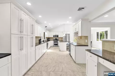 4-25 Boyd Ave, Fair Lawn, NJ 07410