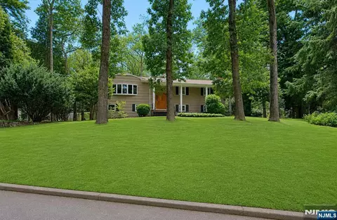 26 Birch Rd, Mahwah, NJ 07430