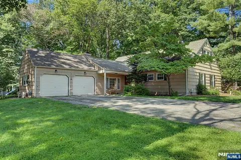 7 Commanche Trl, Oakland, NJ 07436