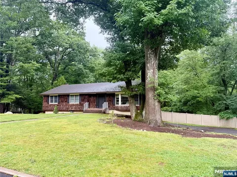 60 Eileen Dr, Mahwah, NJ 07430