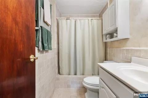Bath - 151 Prospect Ave #9D, Hackensack, NJ 07601 photo 3 of 4
