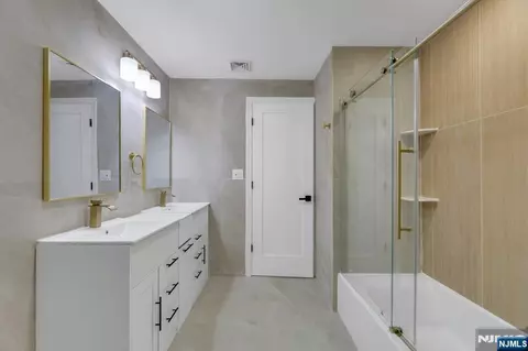 Bath - 1087 Lambert Rd, Teaneck, NJ 07666 photo 2 of 3