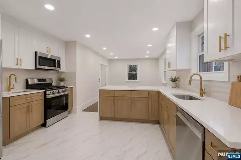 Entry Way - 1087 Lambert Rd, Teaneck, NJ 07666 photo 2 of 4