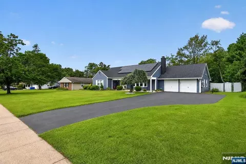 62 Macafee Rd, Somerset, NJ 08873