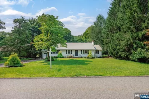 16 Dater Ln, Saddle River, NJ 07458