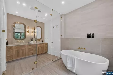 Bath - 134 Morningside Rd, Paramus, NJ 07652 photo 4 of 10