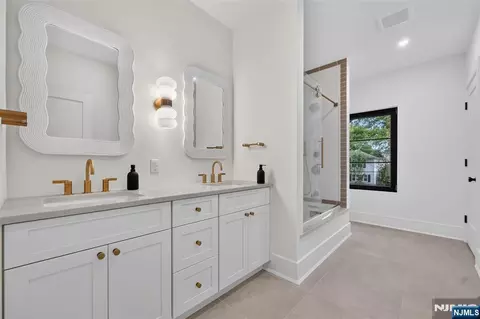 Bath - 134 Morningside Rd, Paramus, NJ 07652 photo 8 of 10