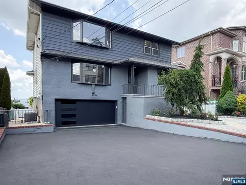 453 8th St, Palisades Park, NJ 07650