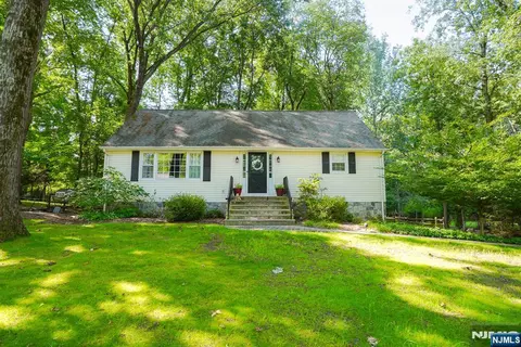 11 Haring Dr, Old Tappan, NJ 07675