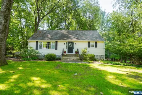 11 Haring Dr, Old Tappan, NJ 07675