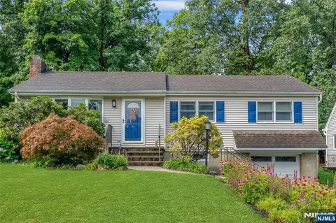 98 Walnut St, Oakland, NJ 07436