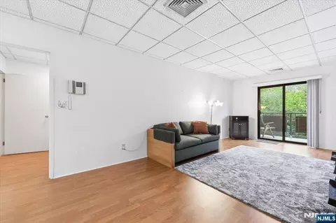 Living - 279 Clark St #A15, Hackensack, NJ 07601 photo 2 of 4