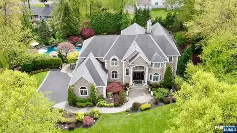457 Devonshire Dr, Franklin Lakes, NJ 07417