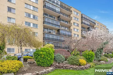 2185 Lemoine Ave #2C, Fort Lee, NJ 07024