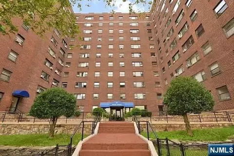 6515 Boulevard E #2E, West New York, NJ 07093