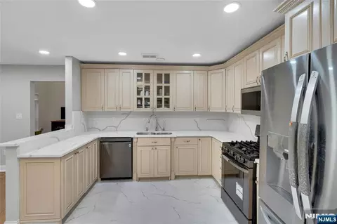 Kitchen - 34 Eider Ct, Wayne, NJ 07470 photo 2 of 2