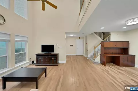 Living - 34 Eider Ct, Wayne, NJ 07470 photo 2 of 5