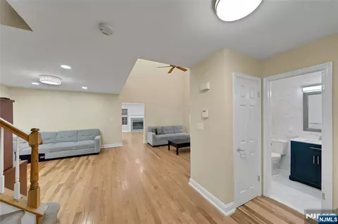 Entry Way - 34 Eider Ct, Wayne, NJ 07470 photo 3 of 6