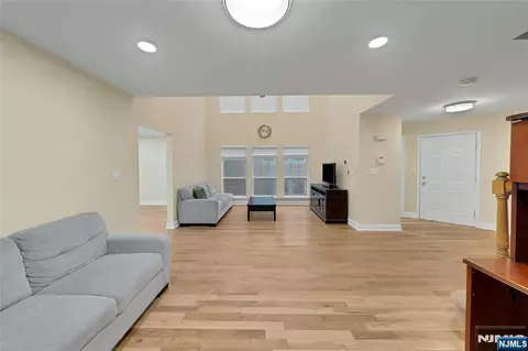 Entry Way - 34 Eider Ct, Wayne, NJ 07470 photo 1 of 6