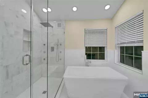 Bath - 34 Eider Ct, Wayne, NJ 07470 photo 3 of 6