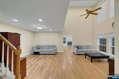 Living - 34 Eider Ct, Wayne, NJ 07470 photo 5 of 7