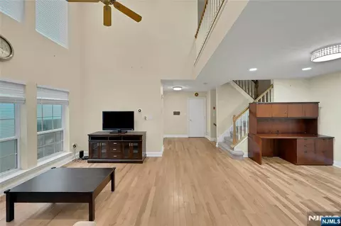 Living - 34 Eider Ct, Wayne, NJ 07470 photo 2 of 7
