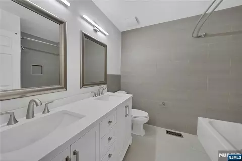 Bath - 34 Eider Ct, Wayne, NJ 07470 photo 5 of 6