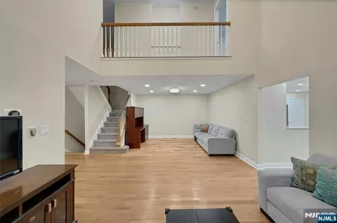 Living - 34 Eider Ct, Wayne, NJ 07470 photo 6 of 7